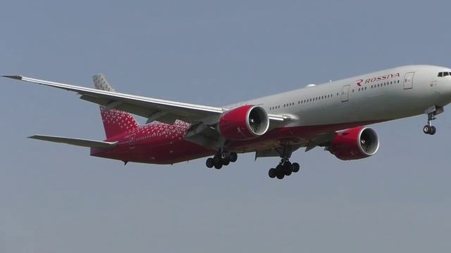 Аэропорт Внуково. Самолёт Boeing 777-300ER "Магадан", бортовой №: EI-GET (RA-73275), а/к "Россия".