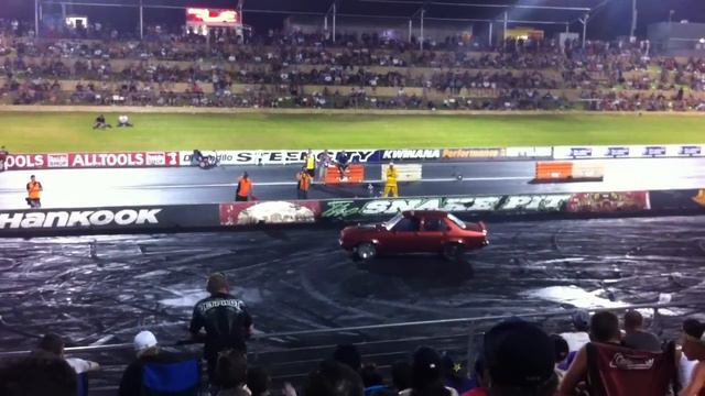 BURNOUT FAIL! Girl does one legger in a Torana at Motorvation 26! смотреть онлайн
