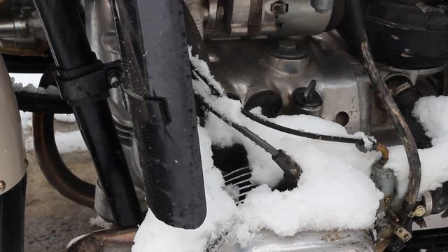 Запуск мотоцикл Урал в зимой. смотреть онлайн