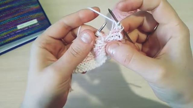 Узор спицами из вытянутых петель. МК. Как связать двухцветный узор. смотреть онлайн