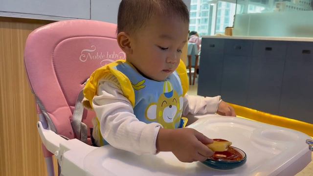 小航航在游乐场里放飞自我，敏锅突然感觉一个孩子确实孤独又可怜 смотреть онлайн
