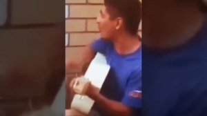 как казах играет на гитаре старое видео играет ведь крассиво