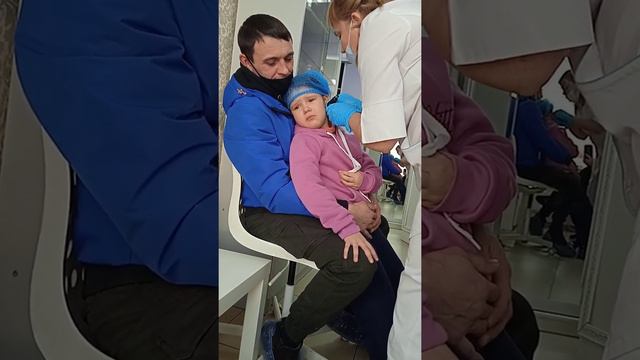 Прокалываем уши дочери. смотреть онлайн