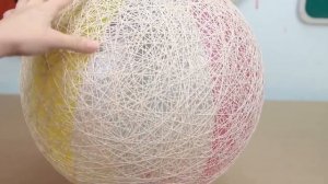Люстра шар из ниток своими руками // DIY String Pendant Lamp || ThreadBanger на русском