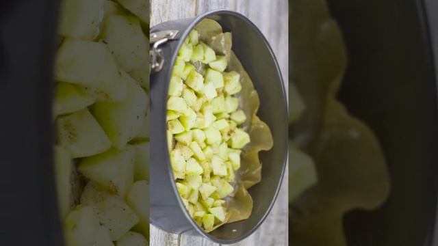 Яблочный пирог на кефире в духовке - просто тает во рту! Простой рецепт пирога на кефире! #shorts смотреть онлайн