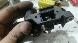 Ремонтируем генератор 2170 самостоятельно. Замена щеток в регуляторе.