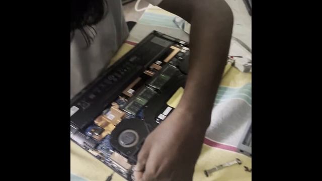 Dell Precision 5560 Display replacement - Authorised Technician смотреть онлайн
