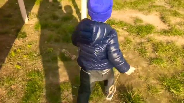 VLOG Катаемся на качелях, огромная горка, видео для детей Playground video for kids смотреть онлайн