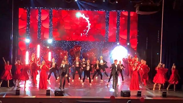 Танец с шарами ❤ Мы будем жить смотреть онлайн