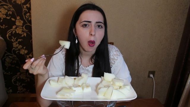 ЦЕЛАЯ ДЫНЯ ЗА РАЗ / MUKBANG / ОТВЕЧАЮ НА ВОПРОСЫ / не ASMR #AykaEmilly