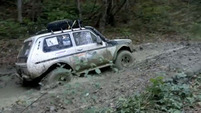 Летающая нива 2121 дает фору подготовленным на бездорожье. UAZ Vs Niva Ofroad 4x4.