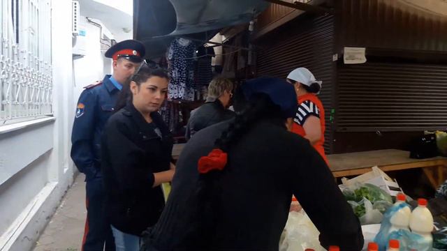Продает молоко "перед носом" проверяющих смотреть онлайн
