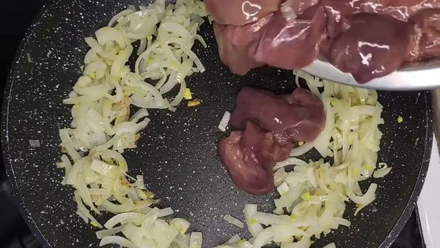 Нежнейшая куриная ПЕЧЕНЬ в СМЕТАННОМ СОУСЕ ♨️// ужин за 20 минут? смотреть онлайн