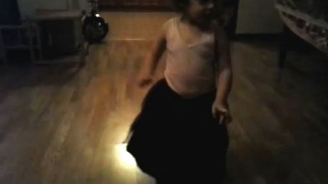 Девочка 2 года ИСПОЛНЯЕТ восточные танцы!!!!СУПЕР!!!! смотреть онлайн