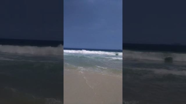 Рио-де-Жанейро. Пляж Копакаба́на. Красивые волны...и везде барыги))) смотреть онлайн