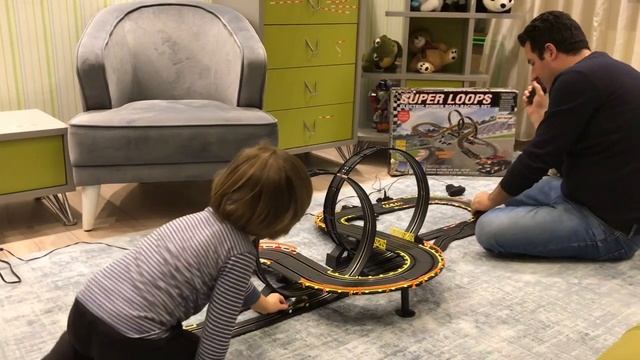 Эмирчик играет с папой в игру super loops смотреть онлайн