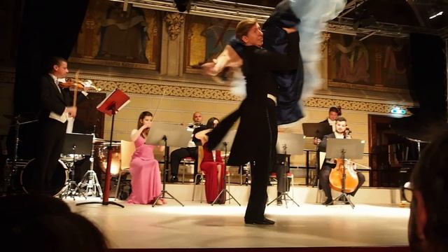 Vienna Royal Orchestra demonstrates infamous 'The Blue Danube' waltz, by Johann Strauss II смотреть онлайн