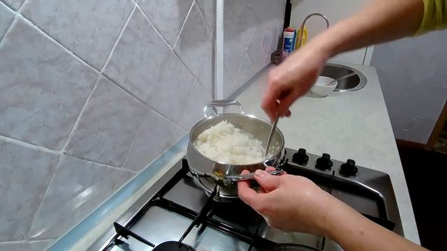 Готовим суши(ролы) в домашних условиях. Без бамбуковой циновки! смотреть онлайн