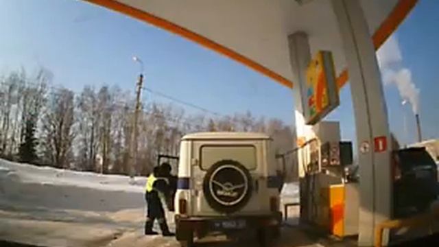 ZA-Auto.ru - Полиция заправляет свой КОП-мобиль смотреть онлайн