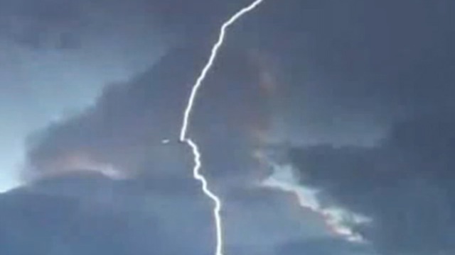 В самолет ударила молния смотреть онлайн