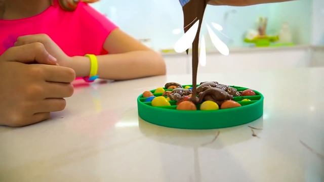 Марго и Настя - учится играть и делать Поп Ит Pop It смотреть онлайн