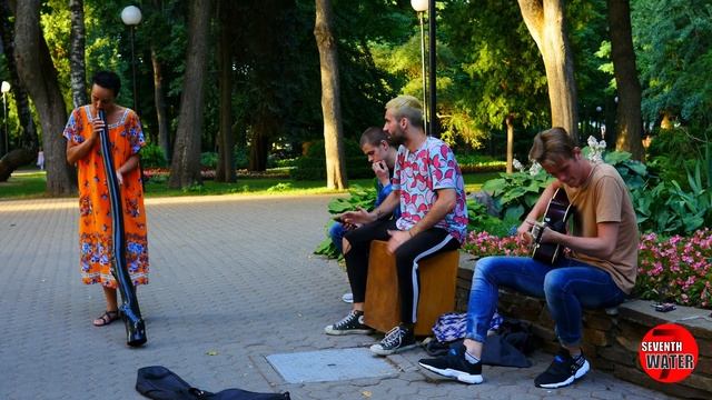 КЛАСС!! Уличные музыканты ПОЮТ В ПАРКЕ, ПОДНЯЛИ НАСТРОЕНИЕ !! смотреть онлайн
