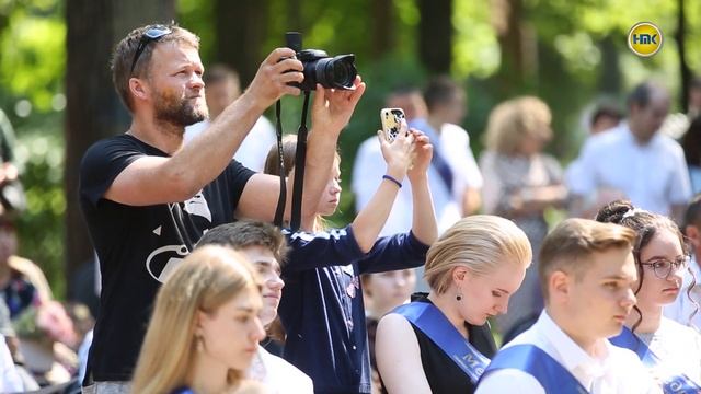 Золотые медали вручили 90 выпускникам округа. смотреть онлайн