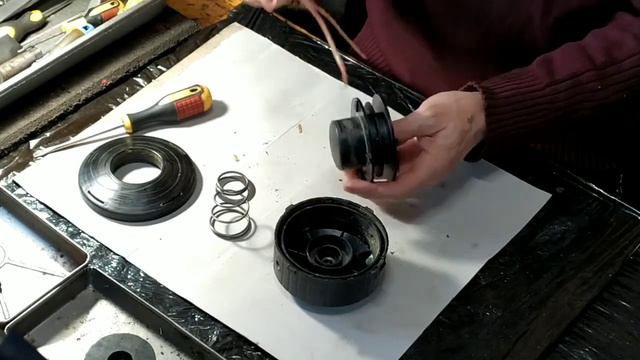 Как заправить леску в косильную головку. смотреть онлайн