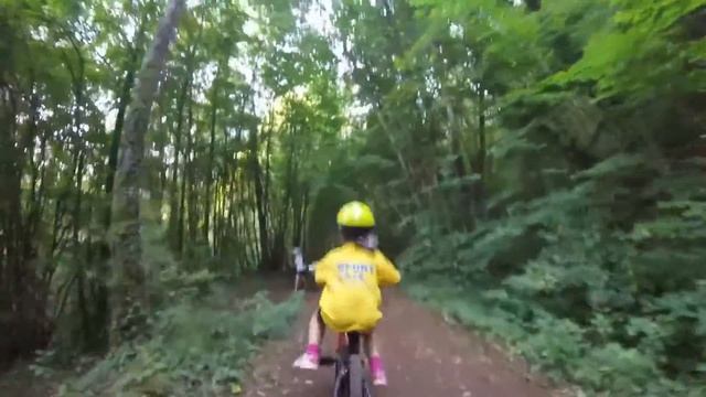 Amélie commence le VTT à Halanzy avec son Orbea смотреть онлайн