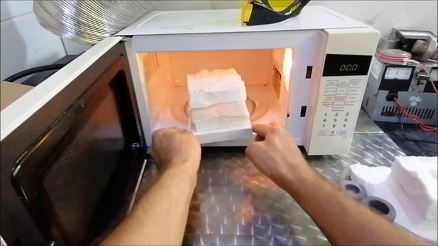 Плавлю золото в микроволновке. Тигель из карбида кремния. смотреть онлайн
