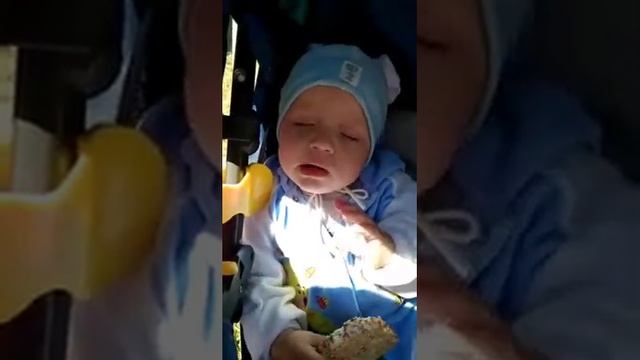 Ребенок кушает и спит! смотреть онлайн