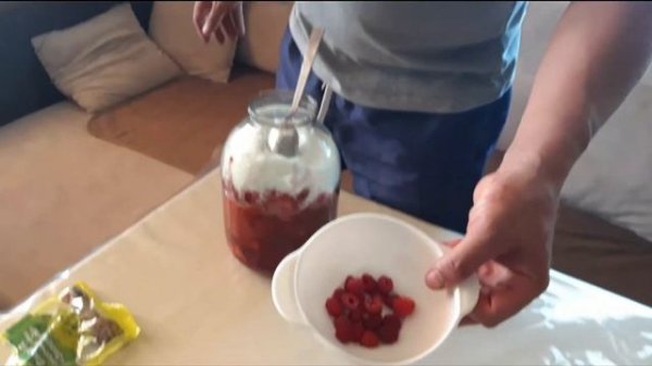 Как приготовить клубничную наливку на естественных дрожжах?