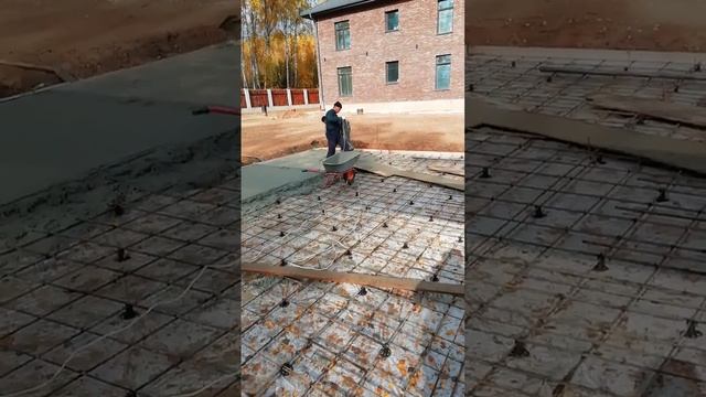 Бетонная площадка под автомобиль.