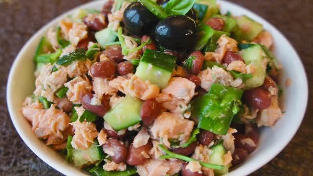 Лёгкий Салат из форели , красной фасоли и стручкового горошка ? смотреть онлайн
