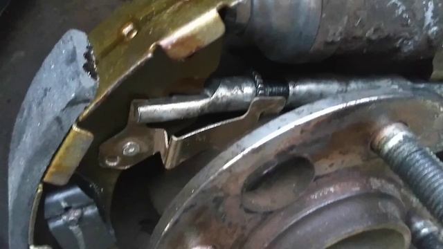 Как заменить задние тормозные колодки на Киа Рио 4 смотреть онлайн