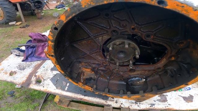 СТАВИМ КОЖУХ НА МОТОР ЮМЗ 6 СОБИРАЕМ ЮМАЗИКА УЖЕ ПОРШНЯ С КОЛЕНВАЛОМ юмз трактор дракон