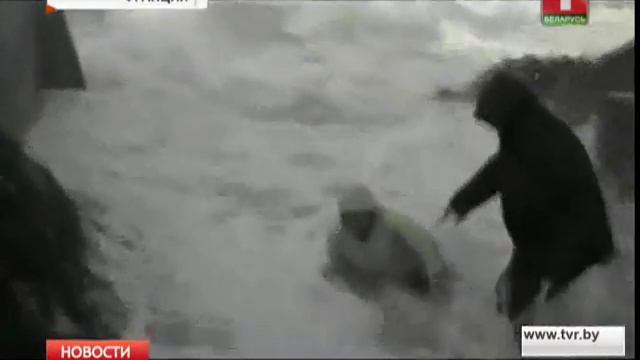 Двоих туристов огромные волны смыли прямо в море смотреть онлайн