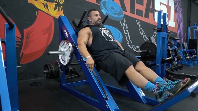Treino de quadríceps monstruoso do Fernando Maradona смотреть онлайн