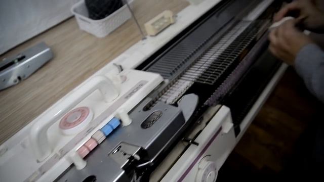 Варежки на вязальной машине Mitten knitting machine смотреть онлайн