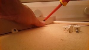 Крепление дна выдвижного ящика.