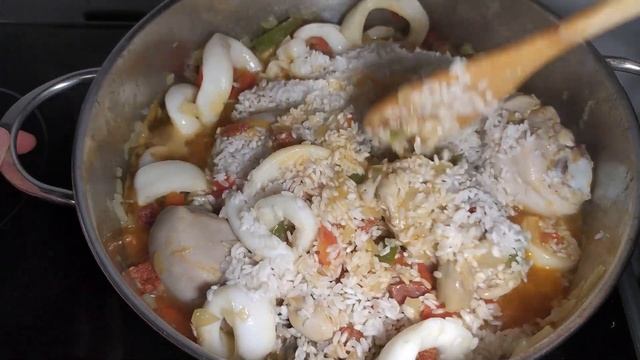 Paella / Испанская паэлья с морепродуктами и курицей ,  Как приготовить , вкусный рецепт .