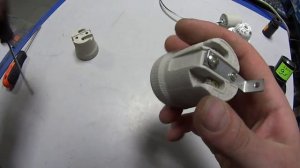 Как подключить Патрон к проводам и розетке. Лампочку.