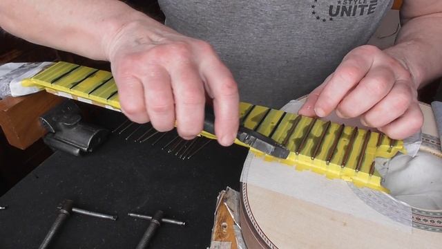 Вклеивание ладов в накладку грифа на ЭДП(видео №1022). смотреть онлайн