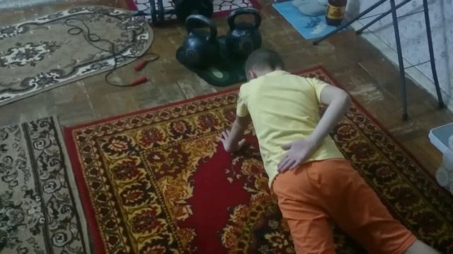 ОТЖИМАНИЕ НА ОДНОЙ РУКЕ В 7 ЛЕТ смотреть онлайн