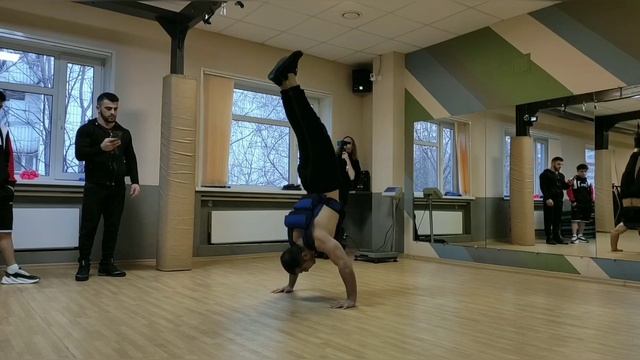 #Рекорд гиннеса - стойка на руках #отжимания с весом 40 фунтов за одну минуту! смотреть онлайн