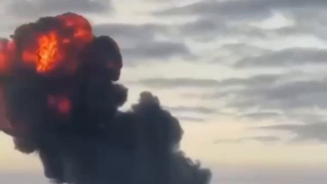 Момент падения горящего объекта в крышу жилой высотки в Киеве сегодня утром смотреть онлайн