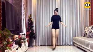 Видео 4К.  Цин цин ?красотка ?танцует на каблуках.