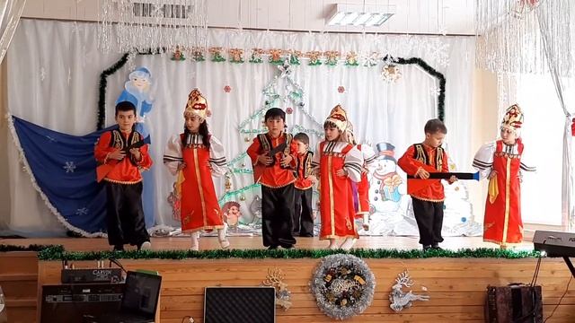 Танец "Балалайка" детский сад . Старшая группа смотреть онлайн