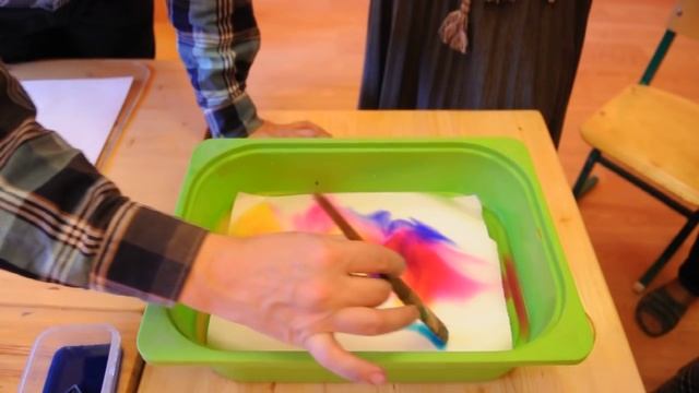 Фрагмент занятия Александра Цвелика как рисовать с детьми акварелью смотреть онлайн