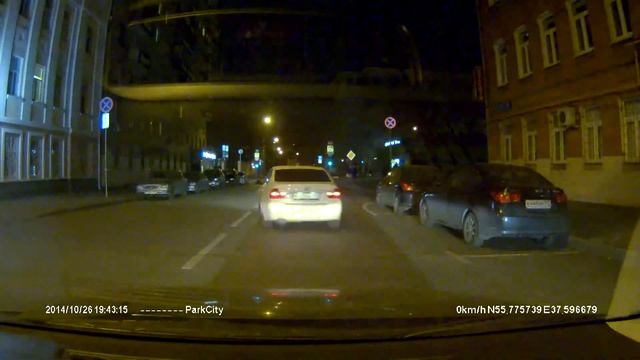 Тетка-слоупок очаровывает взглядом при выезде с парковки